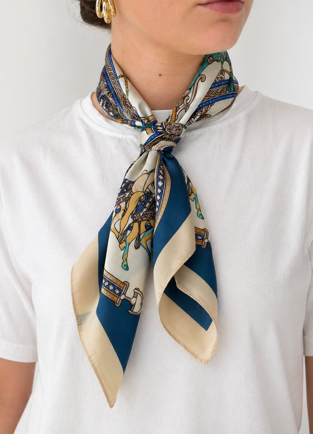 Luxe blauwe dames sjaal met barokprint  en zijde-look