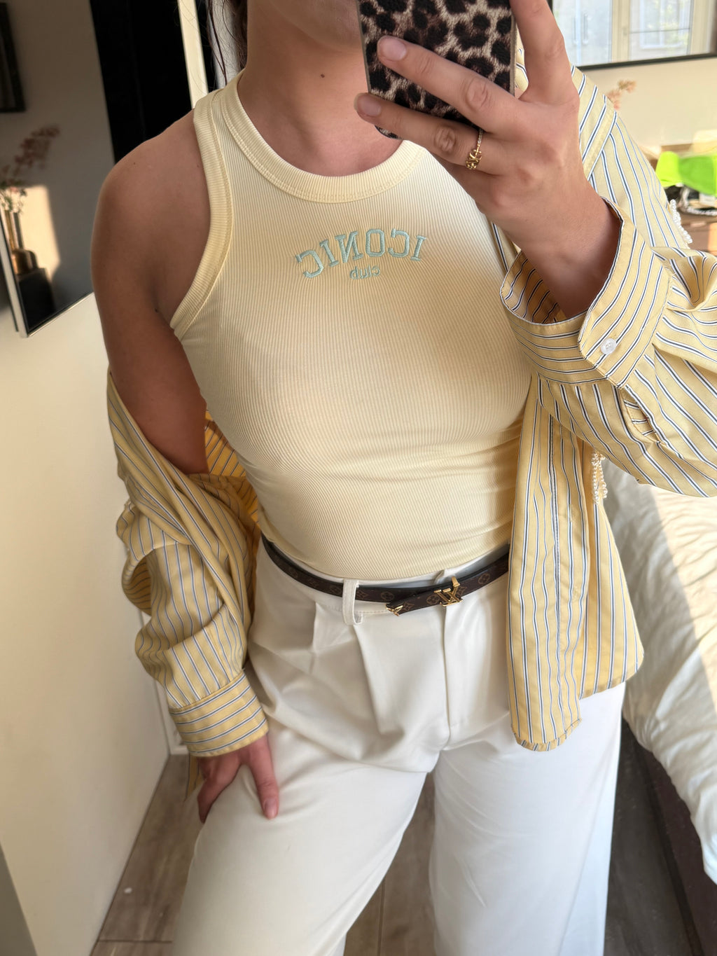 Butter yellow rib tanktop voor dames met fitted pasvorm
