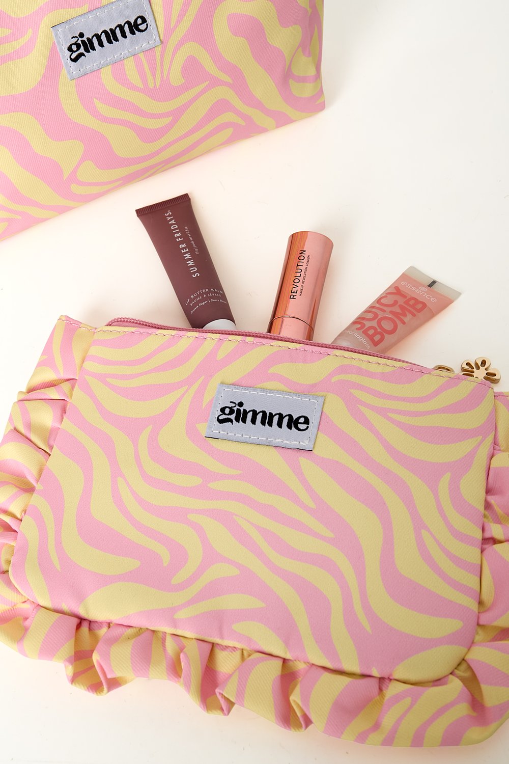 make up tasje in pastgeel en roze in zebra patroon
