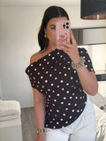 bruine one-shoulder top met witte polkadot print en gedrapeerde details